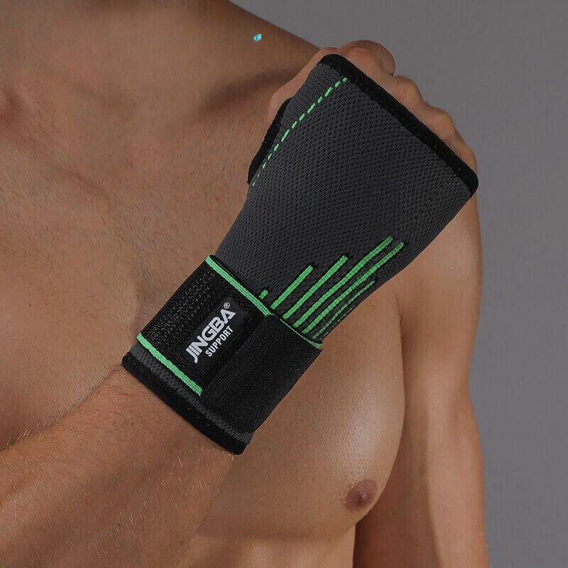 "3D Handgelenkbandage mit atmungsaktivem Gestrick, stützenden Elementen und individuell einstellbarem Klettverschluss."