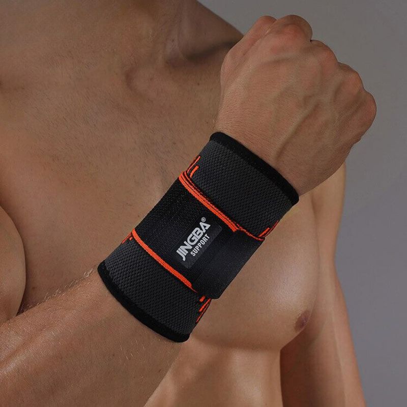"3D Handgelenkbandage mit atmungsaktivem Gestrick, stützenden Elementen und individuell einstellbarem Klettverschluss."