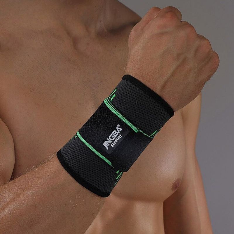 "3D Handgelenkbandage mit atmungsaktivem Gestrick, stützenden Elementen und individuell einstellbarem Klettverschluss."