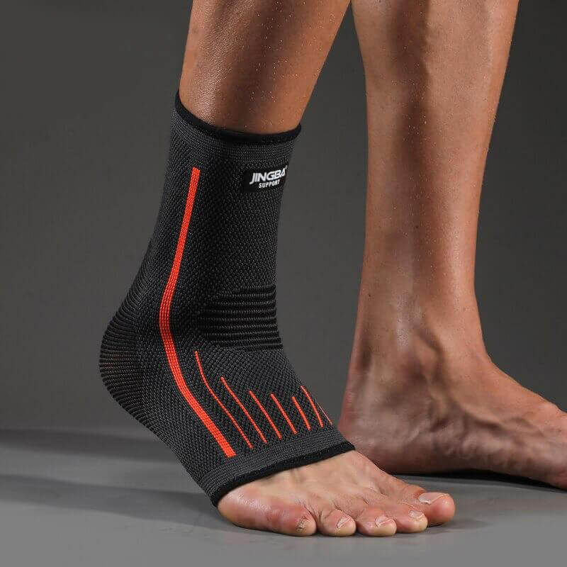"3-D Profi Sprunggelenkbandage, elastische Stütze in Grau, zeigt atmungsaktives Material und 3-D Passform für Sport."