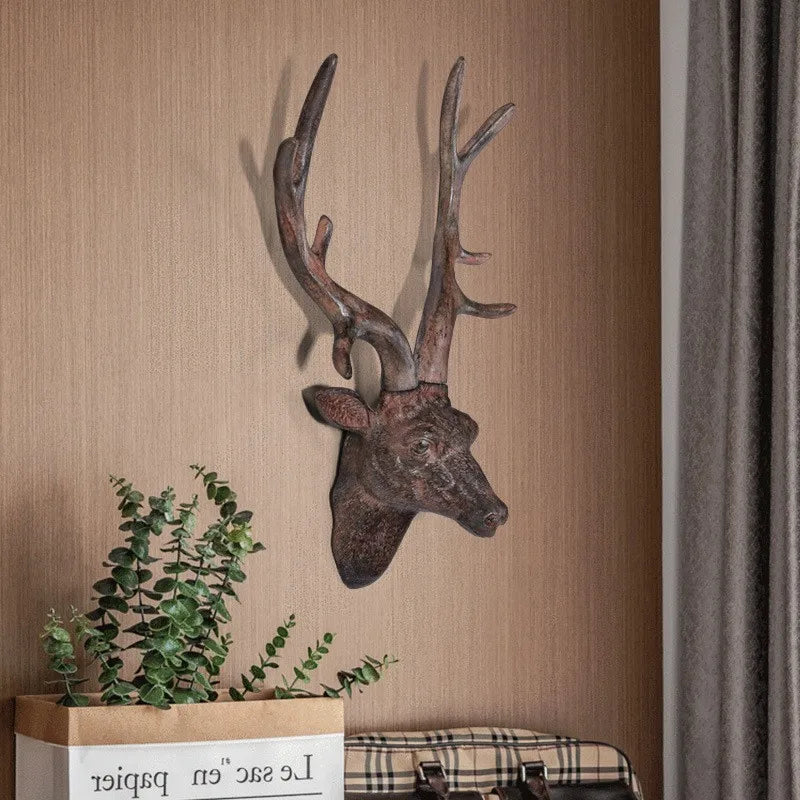 Elegant sølv og brun hjortehode veggdekorasjon. Rustikk 3D-design for stue eller hytteinteriør.