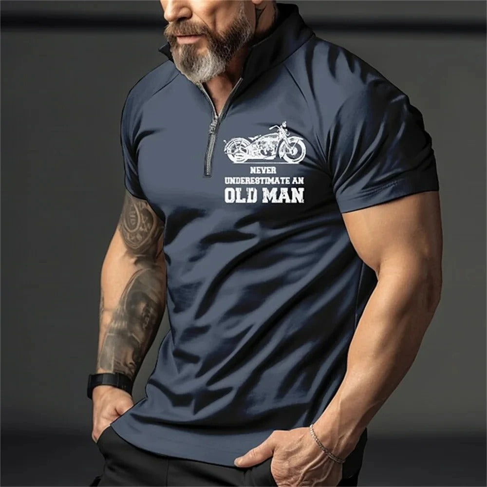 Mann iført trendy 3D-print motorsykkel polo, avslappet streetwear look, komfortabel herrepiké.