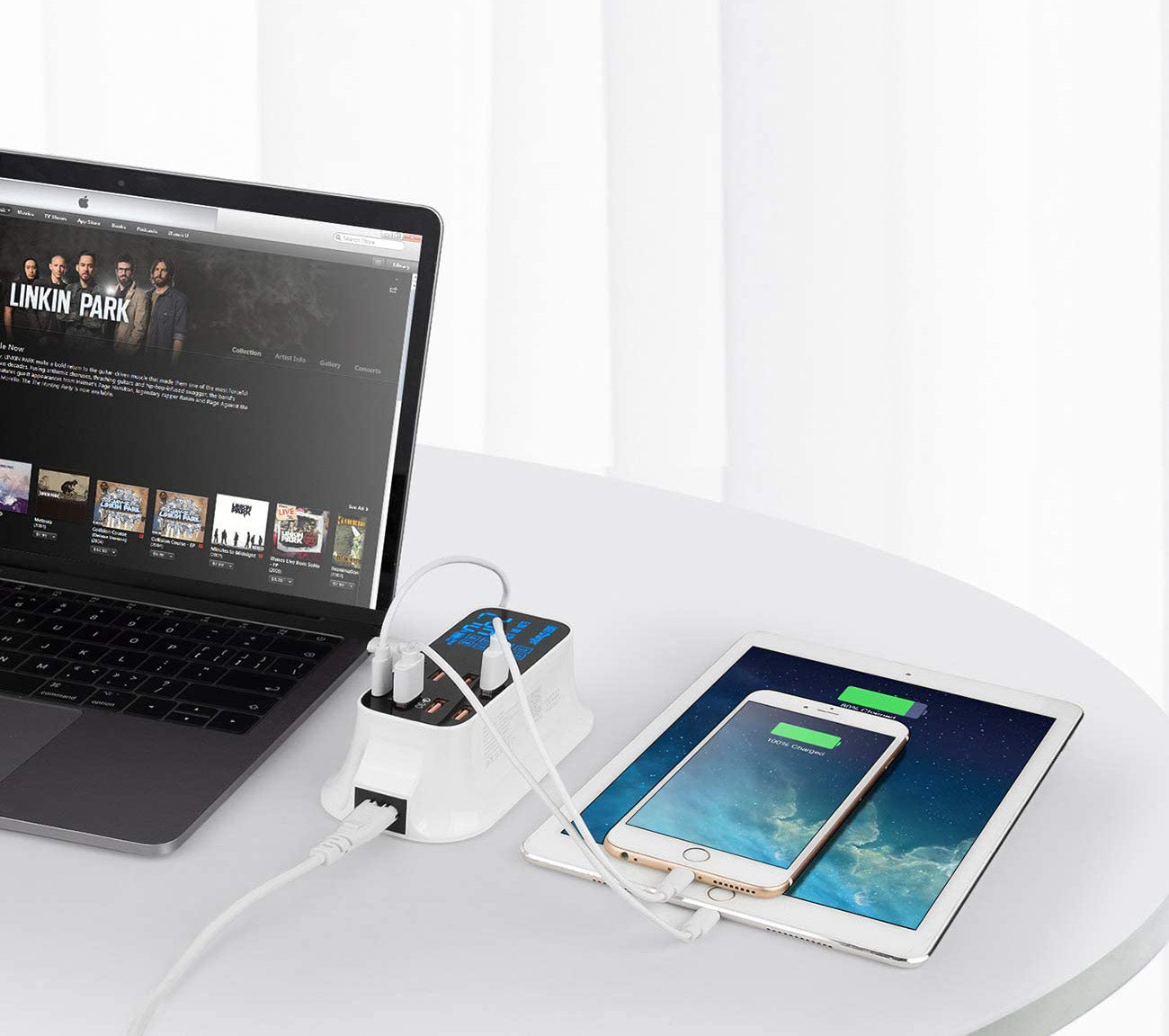 Universell USB-lader med 8 utganger, integrert LCD-skjerm og robust design for hjemme/kontor