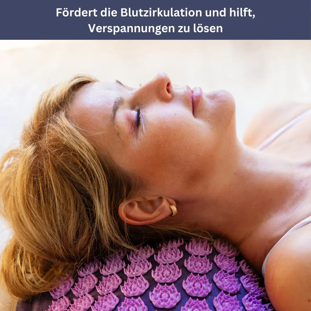 "AkupressurMassage-Matte mit Nadelpunkten zur Schmerzlinderung und Entspannung in eleganten Farben im Einsatz"