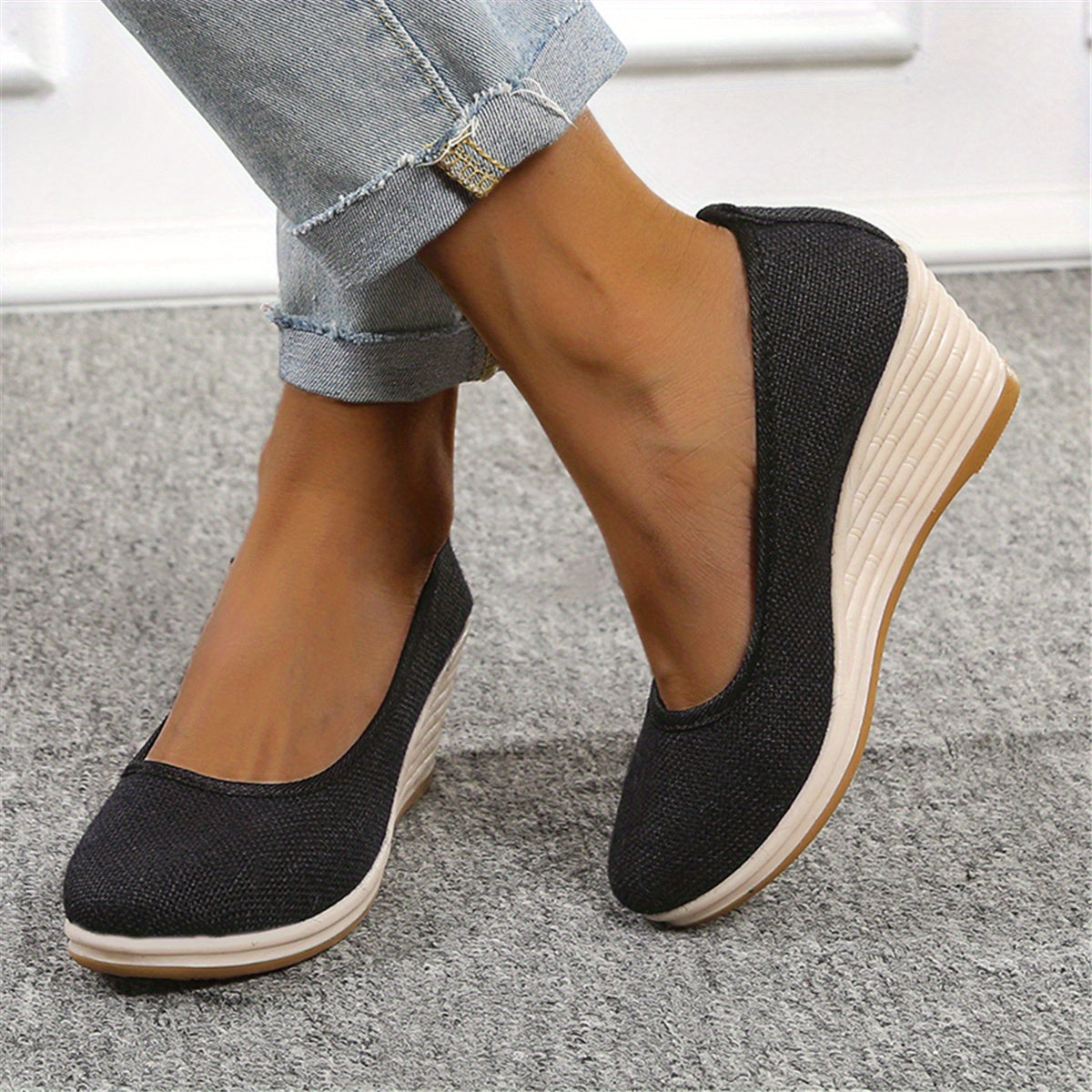 Atmungsaktive Keilabsatz-Slipper: Elegante Damen-Schuhe in Beige mit bequemem Keilabsatz, ideal für ganztägigen Komfort.