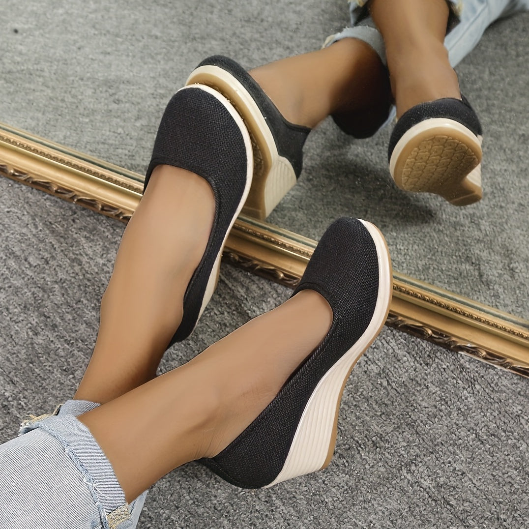 Komfortable slip-on sko med kilehæl og pustende materiale for hverdagsbruk