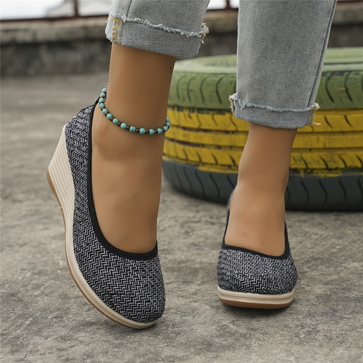 Atmungsaktive Keilabsatz-Slipper: Elegante Damen-Schuhe in Beige mit bequemem Keilabsatz, ideal für ganztägigen Komfort.