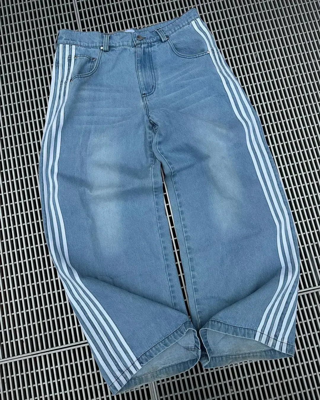 "Baggy Jeans mit hohem Bund, Y2K Stil, Seitenstreifen, Retro Streetwear, Damenhose, sportlich lässig, ikonischer Look"