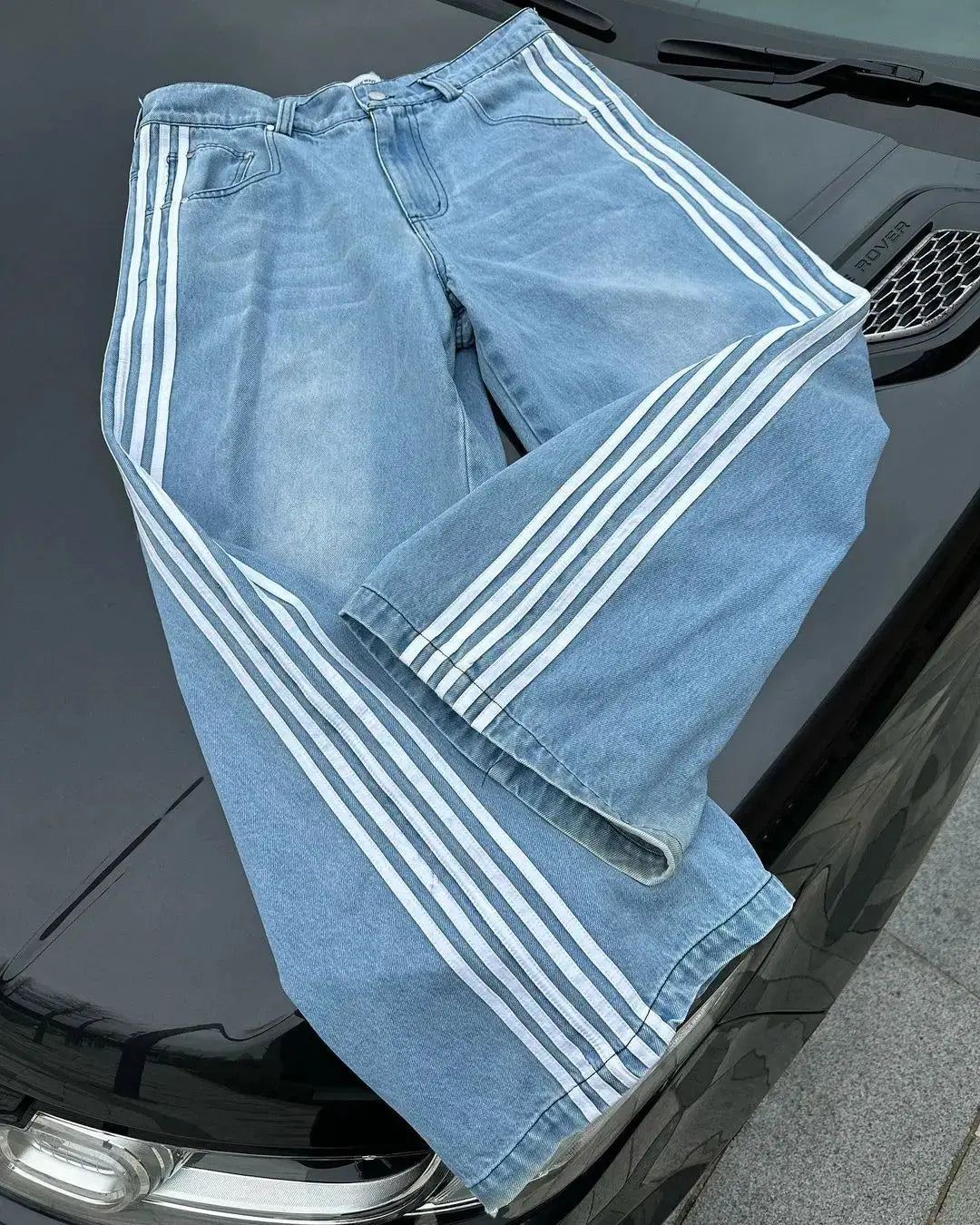 "Baggy Jeans mit hohem Bund, Y2K Stil, Seitenstreifen, Retro Streetwear, Damenhose, sportlich lässig, ikonischer Look"