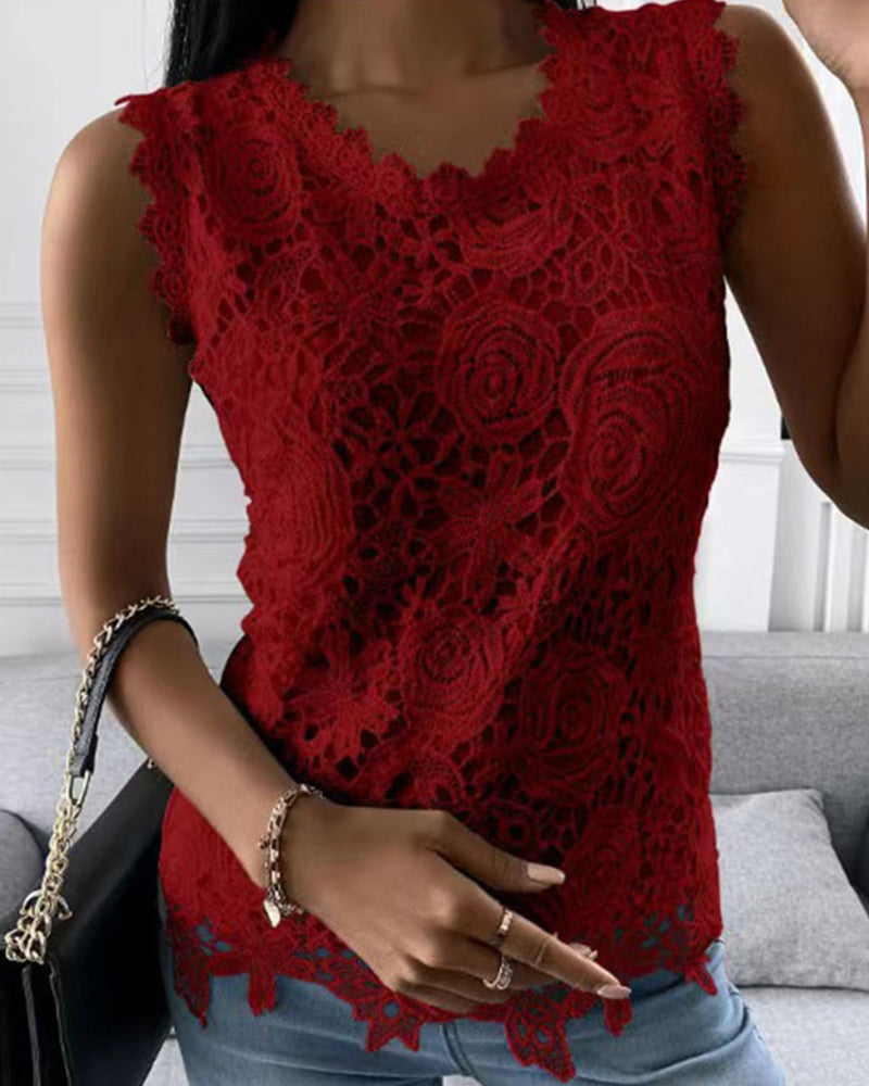 "Blaue ärmelloses Spitzen-Tanktop Damen, stilvoll und elegant, ideal für lässige bis elegante Anlässe."