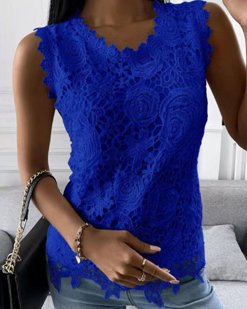 "Blaue ärmelloses Spitzen-Tanktop Damen, stilvoll und elegant, ideal für lässige bis elegante Anlässe."