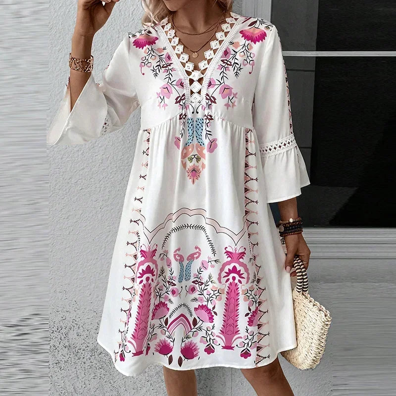 Boho Mini Kleid mit V-Ausschnitt, 3/4 Ärmeln, fließend und elegant, ideal für jeden Anlass, betont natürliche Schönheit.