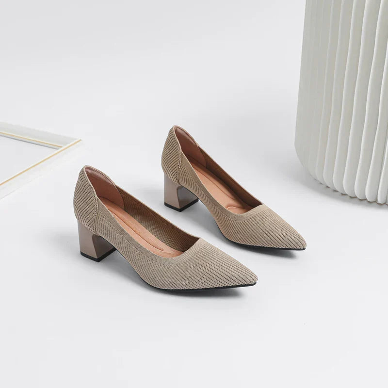 "Bunte Damenabsätze in leuchtenden Farben, elegantes Design, betonen Stil und Komfort, seitlich betrachtet."