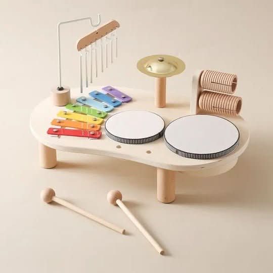 Buntes Melodiny Holzspielzeug-Set für Babys, inkl. Xylophon, fördert Kreativität, Rhythmusgefühl und motorische Fähigkeiten.