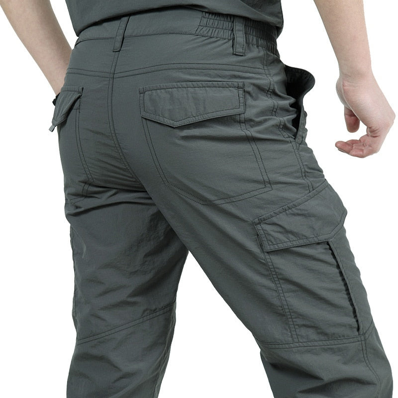 Cargo Hose für Herren, stilvoll mit praktischen Seitentaschen, erhältlich in mehreren Farben, ideal für Freizeit und Alltag.