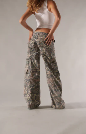 "Cargo-Hose Herren Braun Camo, niedrige Taille, Camouflage-Muster, lässige Passform, mit praktischen Taschen"