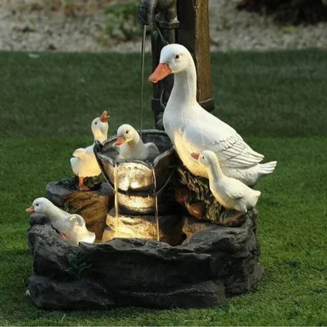 "Charmanter Solarbrunnen mit LED, liebevoll geformte Ente & Eichhörnchen, wetterfestes Kunstharz für Garten oder Balkon."
