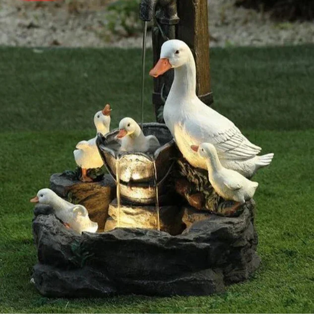 "Charmanter Solarbrunnen mit LED, liebevoll geformte Ente & Eichhörnchen, wetterfestes Kunstharz für Garten oder Balkon."