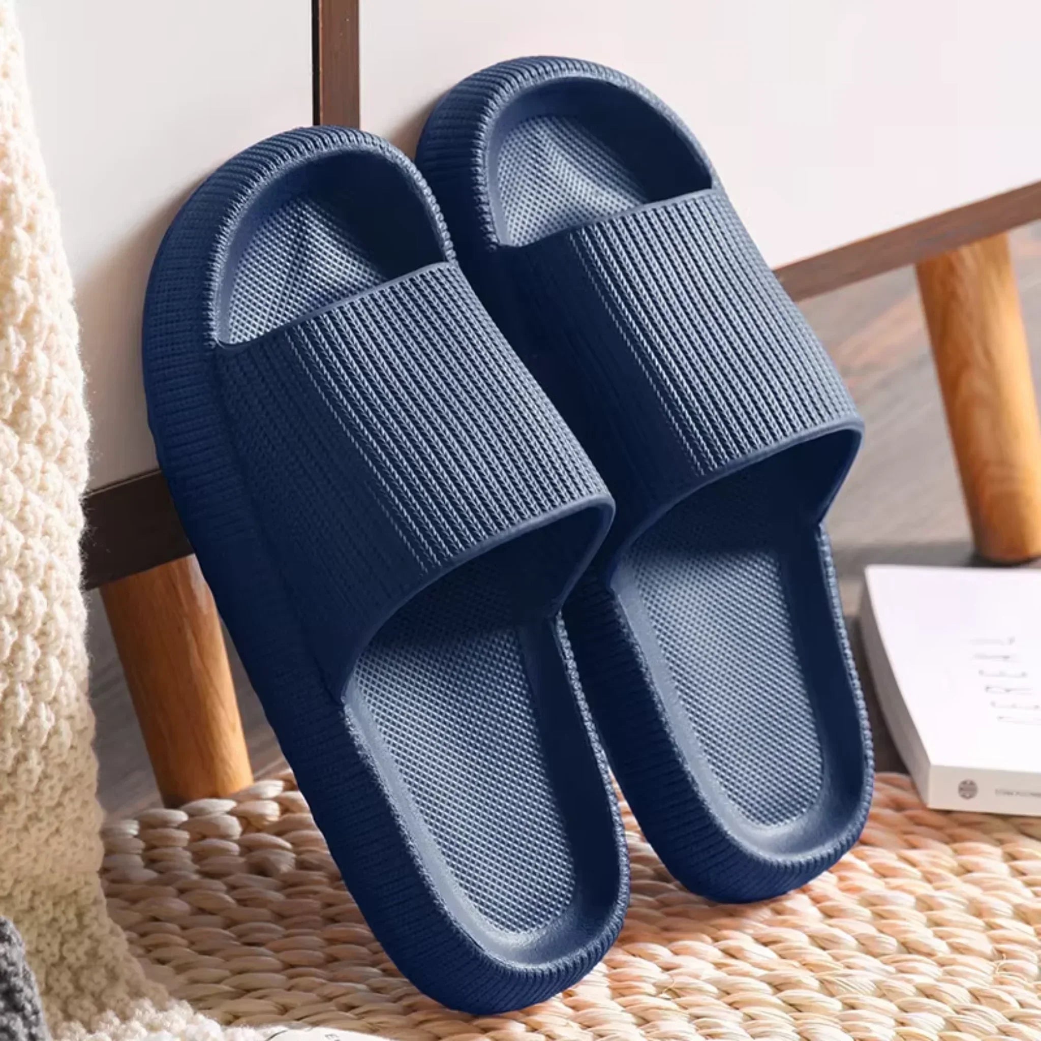 "Damen Cloud Cushion Pantoffeln, bequeme Hausschuhe mit weicher Polsterung, rutschfester Sohle, in Marineblau."