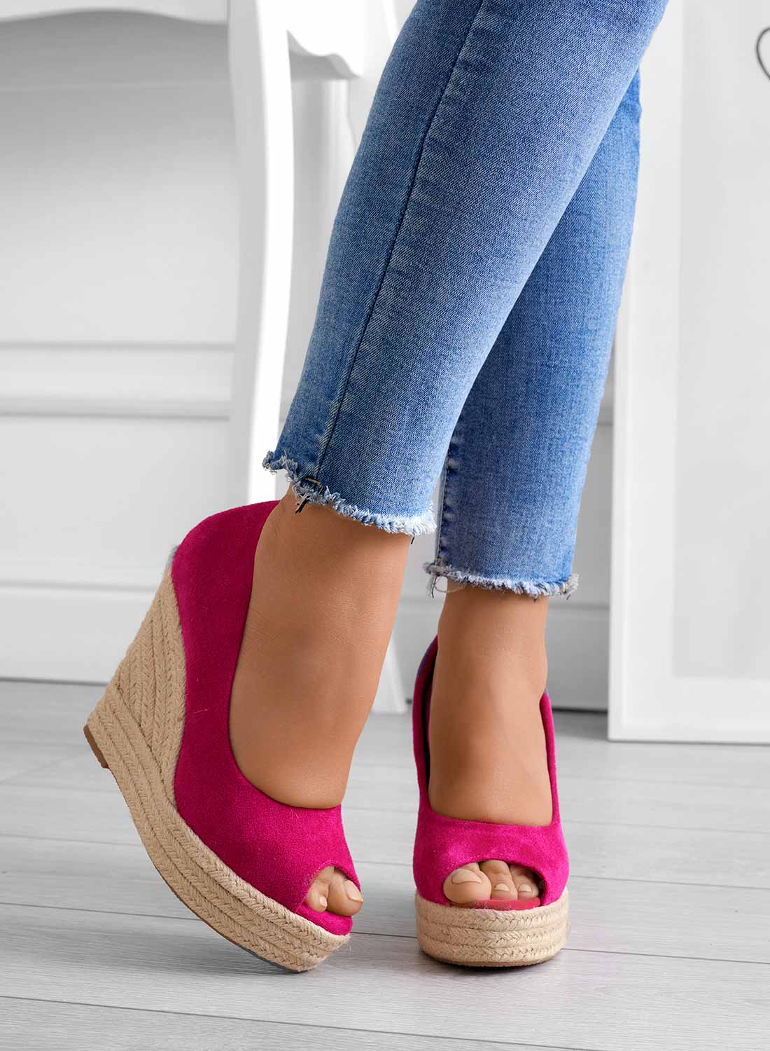 "Damen Keilabsatz-Schuhe in Wildlederoptik, rutschfest, elegantes Design, perfekt für stilvolle Outfits."