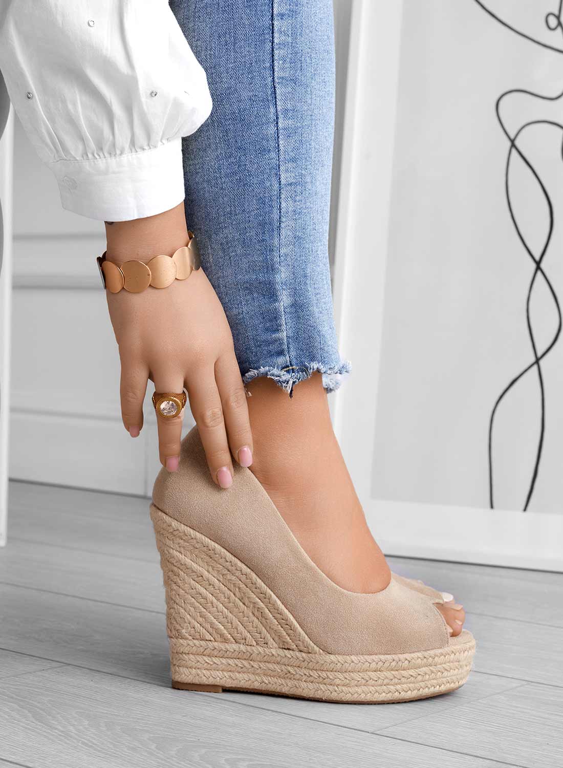 "Damen Keilabsatz-Schuhe in Wildlederoptik, rutschfest, elegantes Design, perfekt für stilvolle Outfits."