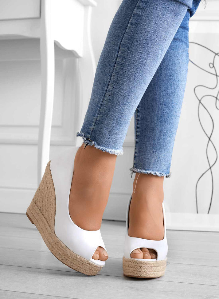 "Damen Keilabsatz-Schuhe in Wildlederoptik, rutschfest, elegantes Design, perfekt für stilvolle Outfits."