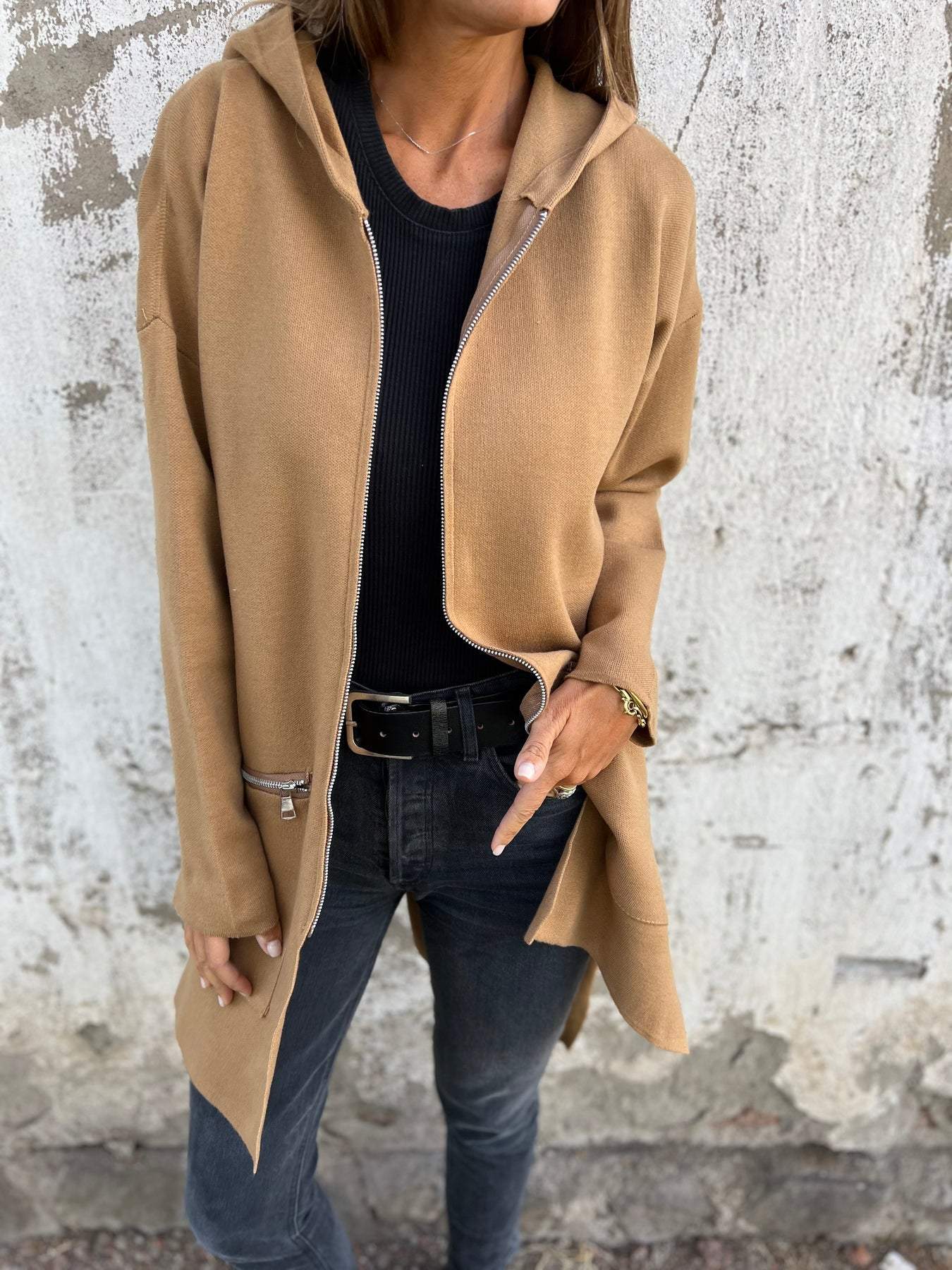 "Damen Langarmjacke, lässig und elegant, in Blau. Reißverschluss, oversized Design, ideal für Herbst- und Winterlooks."