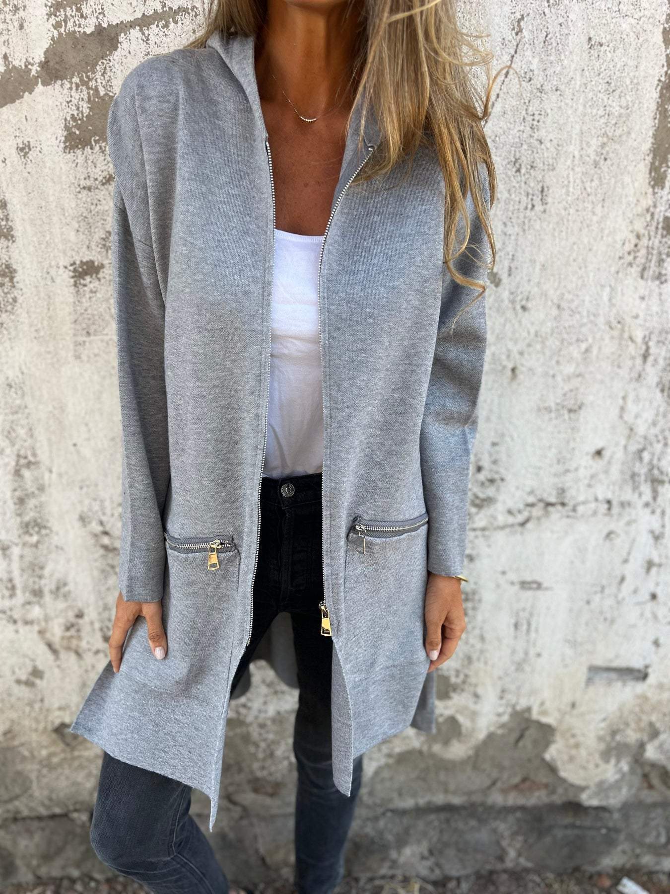"Damen Langarmjacke, lässig und elegant, in Blau. Reißverschluss, oversized Design, ideal für Herbst- und Winterlooks."
