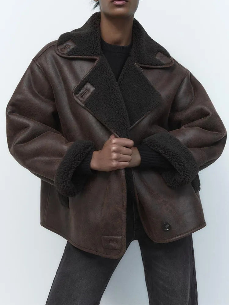 "Damen Lederjacke Vintage Stil, klassisch geschnitten, aus hochwertigem Leder, Retro-Charme, vielseitig kombinierbar."