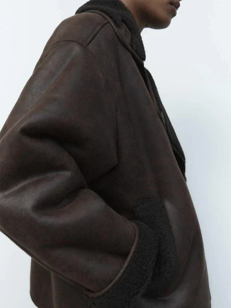 "Damen Lederjacke Vintage Stil, klassisch geschnitten, aus hochwertigem Leder, Retro-Charme, vielseitig kombinierbar."