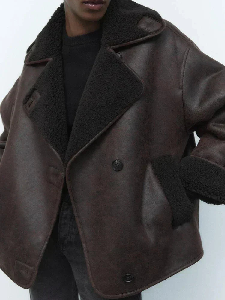 "Damen Lederjacke Vintage Stil, klassisch geschnitten, aus hochwertigem Leder, Retro-Charme, vielseitig kombinierbar."