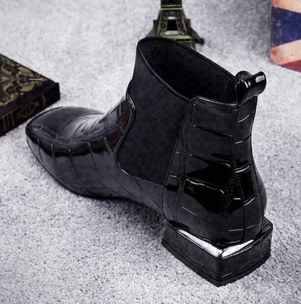 Damen Lederstiefel, kurz geschnitten, braun, mit rutschfester Gummisohle, elegantes Design für formelle & lässige Anlässe.