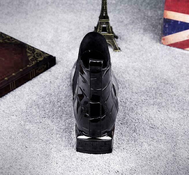 Damen Lederstiefel, kurz geschnitten, braun, mit rutschfester Gummisohle, elegantes Design für formelle & lässige Anlässe.