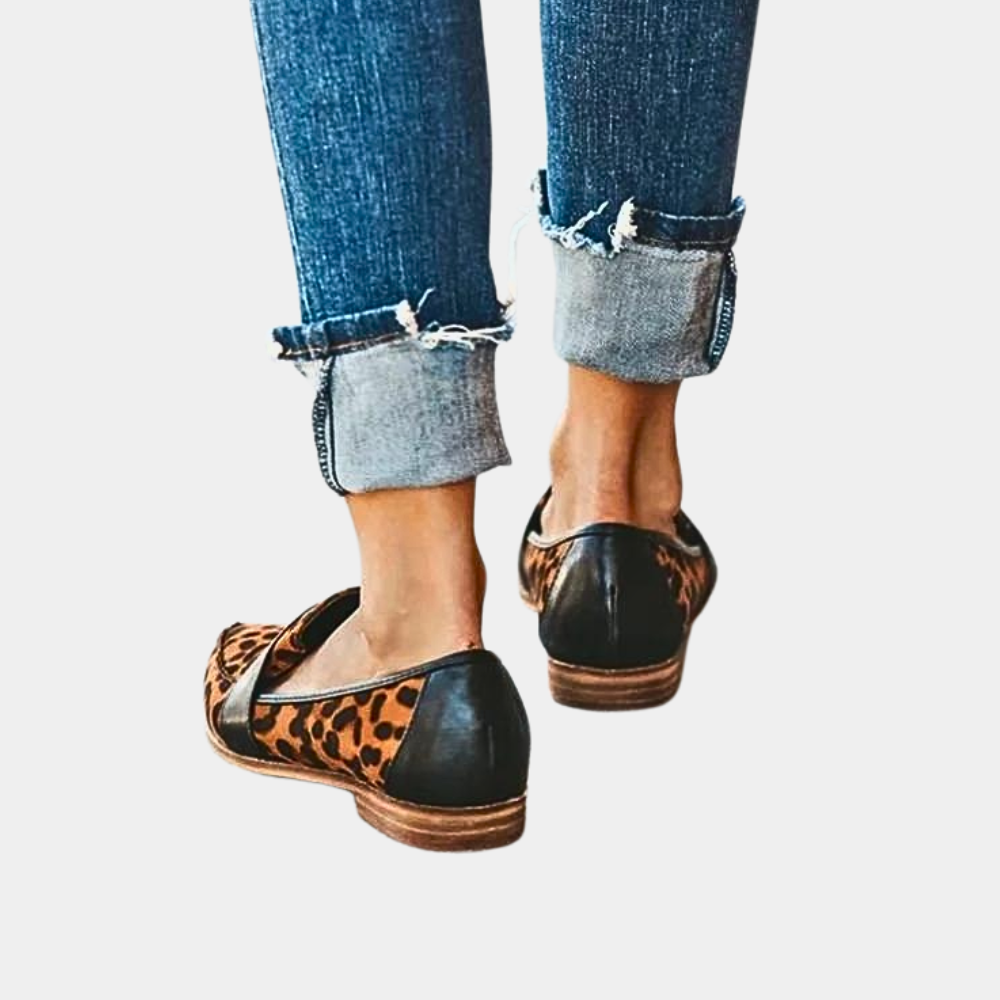 "Damen Loafer in Schwarz, spitz zulaufend, elegantes Slip-On Design mit feiner Zierfalte, komfortabel für Alltag und Büro."
