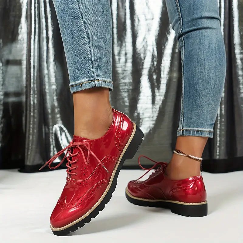 "Damen Oxford-Lackschuhe, hochglanzpoliert, mit klobiger Sohle, elegant für Büro und Events."