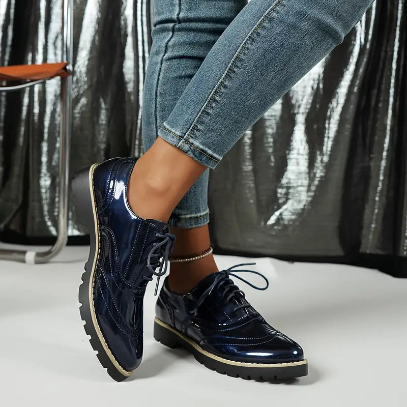 "Damen Oxford-Lackschuhe, hochglanzpoliert, mit klobiger Sohle, elegant für Büro und Events."