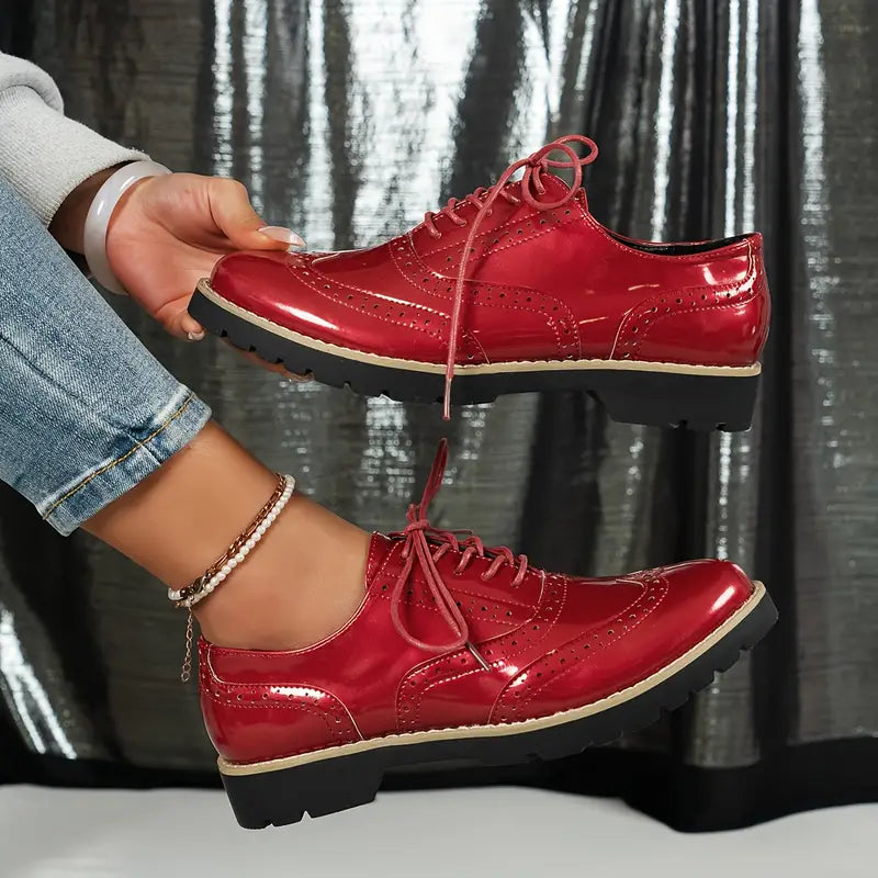 "Damen Oxford-Lackschuhe, hochglanzpoliert, mit klobiger Sohle, elegant für Büro und Events."