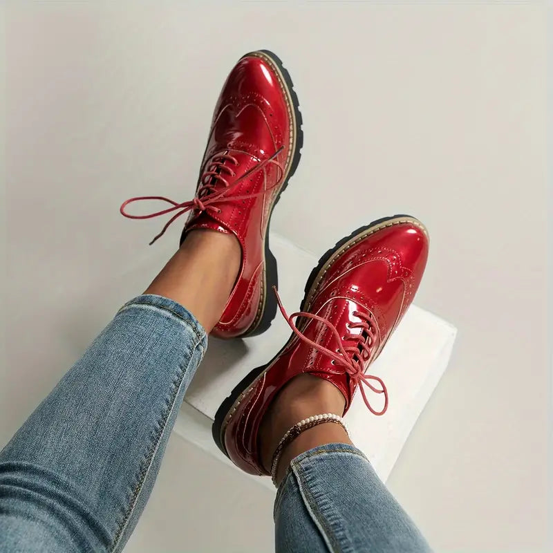 "Damen Oxford-Lackschuhe, hochglanzpoliert, mit klobiger Sohle, elegant für Büro und Events."