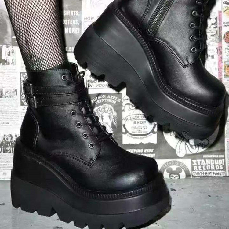 "Damen Plateaustiefel aus Leder mit Schnürung, seitlichem Reißverschluss und robuster Profilsohle, modisch und bequem."