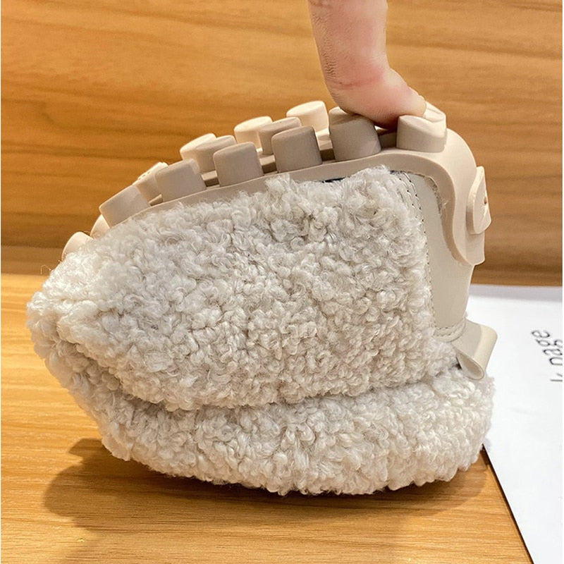 "Damen Plüsch-Pantoffel in Creme, Khaki, Schwarz; warm, weich, rutschfest; ideal für gemütliche Winterabende zu Hause."