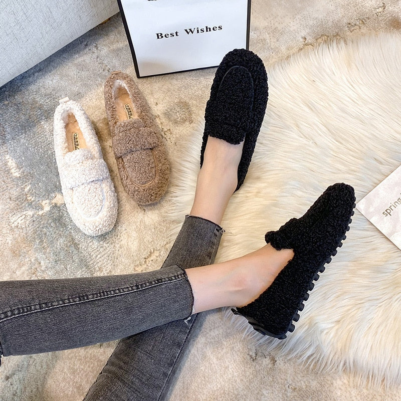 "Damen Plüsch-Pantoffel in Creme, Khaki, Schwarz; warm, weich, rutschfest; ideal für gemütliche Winterabende zu Hause."