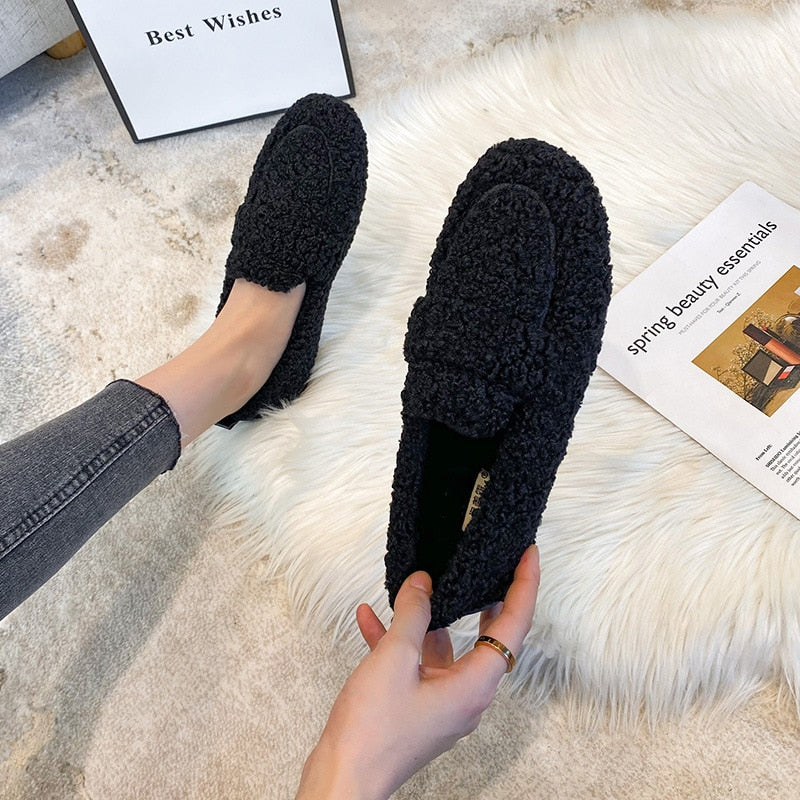 "Damen Plüsch-Pantoffel in Creme, Khaki, Schwarz; warm, weich, rutschfest; ideal für gemütliche Winterabende zu Hause."
