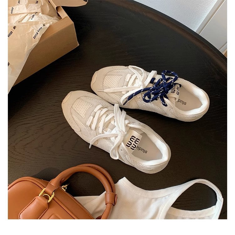 Damen Premium Retro Sneaker aus Wildleder, farbenfrohe Schnürsenkel, rutschfeste Gummisohle, stilvoll und komfortabel.