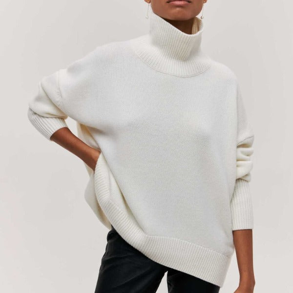 "Damen Rollkragenpullover in Grau, weich, langärmelig und gemütlich für kalte Tage, passt zu Jeans und Röcken."