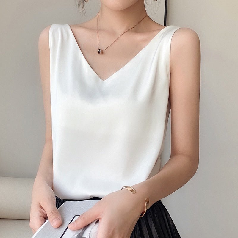"Damen Seiden Tanktop mit V-Ausschnitt, leicht glänzend, in eleganten Farben, feminin geschnitten, ideal für Anlässe."