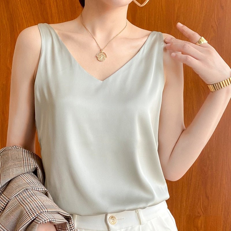 "Damen Seiden Tanktop mit V-Ausschnitt, leicht glänzend, in eleganten Farben, feminin geschnitten, ideal für Anlässe."
