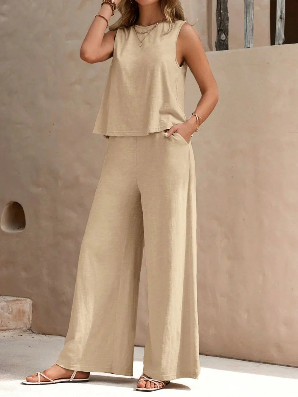 "Damen Sommer Set bestehend aus lockerem Oberteil und Hose, ideal für warme Tage, komfortable Passform und stilvoll."