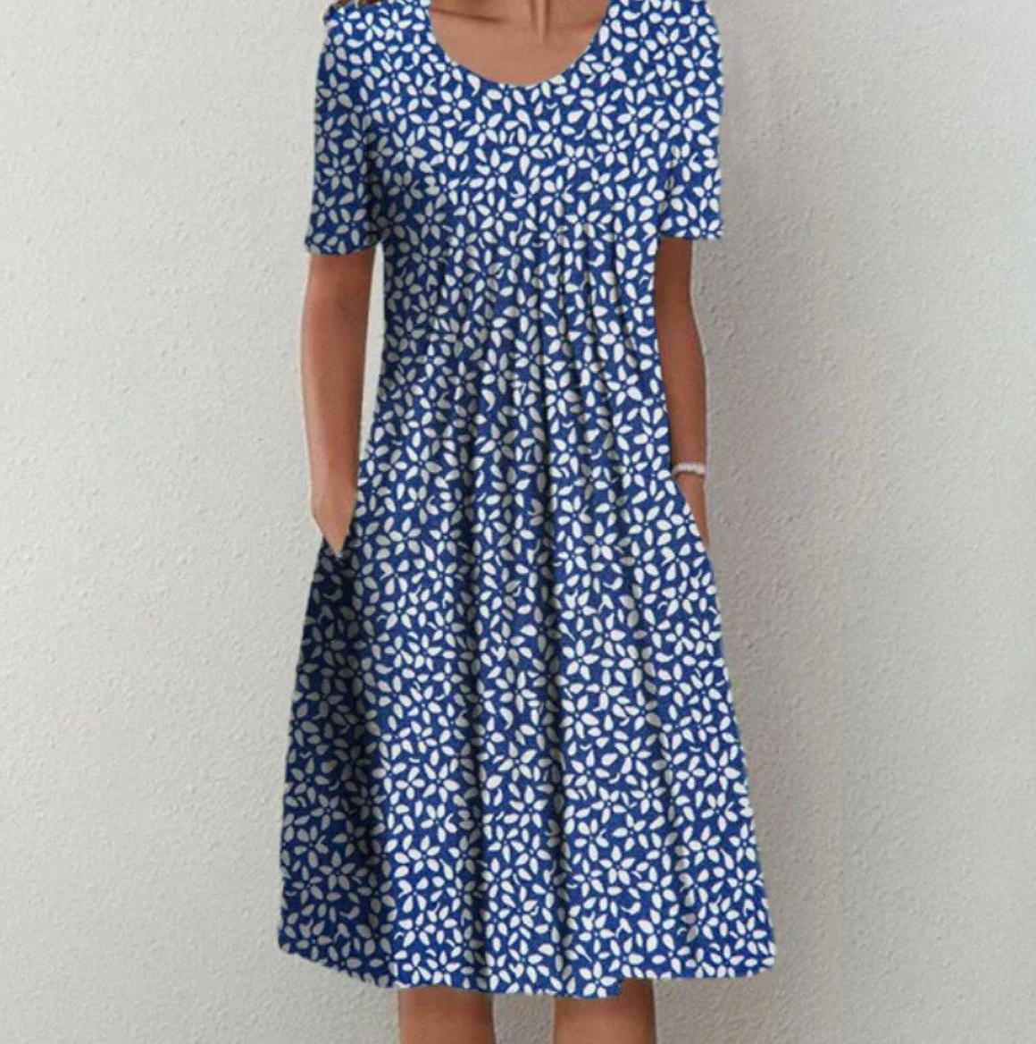 Damen Sommerkleid, buntes Midi-Stil, elegantes Design, lebendiges Muster, Frontansicht, ideal für Sommeranlässe.