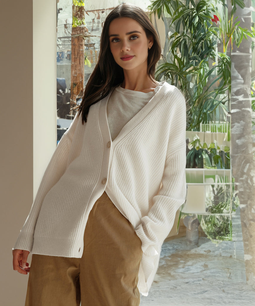 "Damen Strickjacke aus weichem Stoff in Schwarz, elegant mit Knopfleiste, ideal für Alltag und besondere Anlässe."