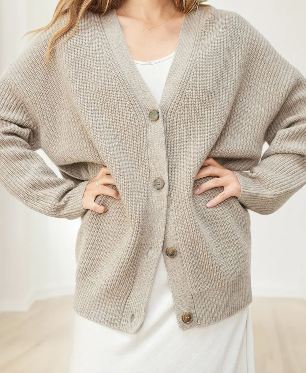 "Damen Strickjacke aus weichem Stoff in Schwarz, elegant mit Knopfleiste, ideal für Alltag und besondere Anlässe."